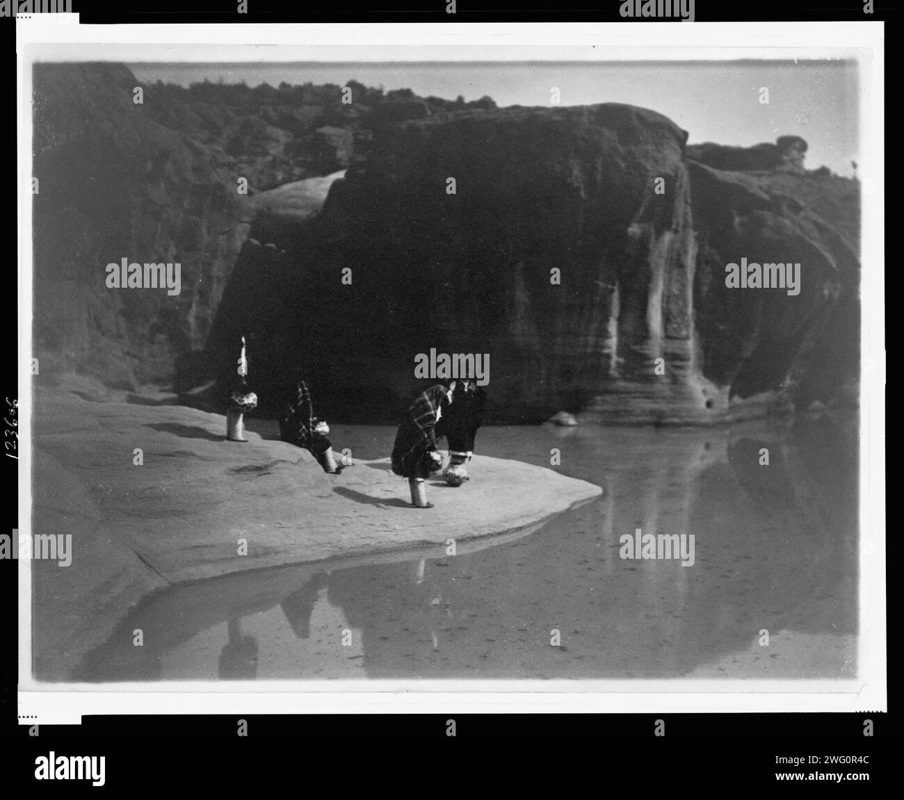 Acoma Water Carriers, c1905. Quatre Indiens Acoma se rassemblent pour recueillir de l'eau. Banque D'Images