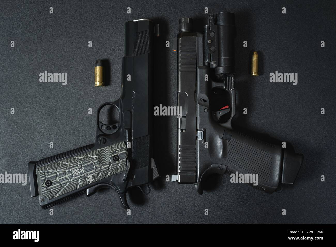 Armes à feu, pistolet tactique moderne de 9 mm et pistolet classique de calibre 45. Photo de haute qualité Banque D'Images