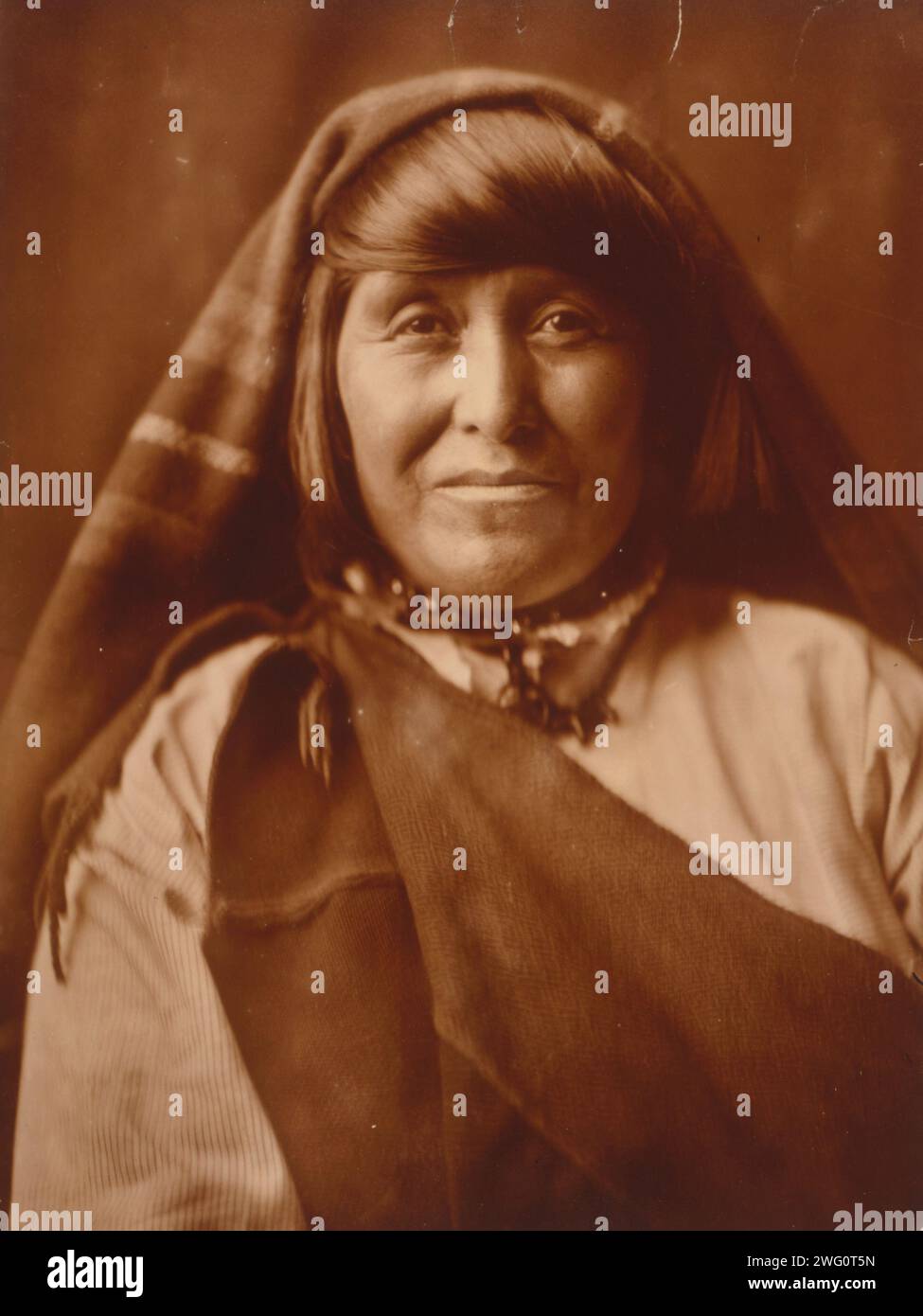 Une femme Acoma, portrait tête et épaules, face à face, c1904. Banque D'Images