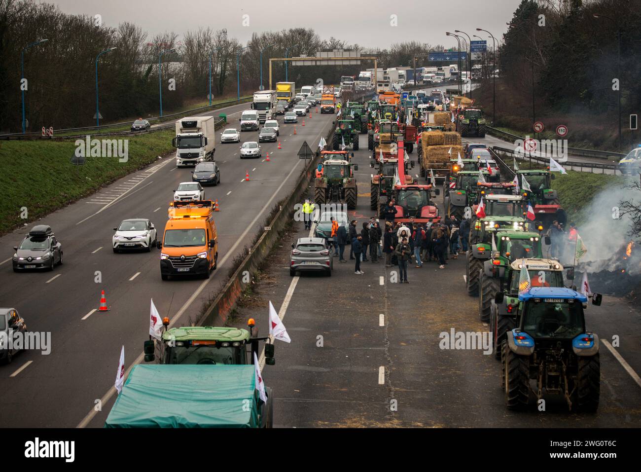 Chilly Mazarin, France. 02 février 2024. Les agriculteurs lèvent le blocus sur l’autoroute A6 le 2 février 2024 à Chilly Mazarin, au sud de Paris, en France. La FNSEA et les syndicats de jeunes agriculteurs ont appelé les agriculteurs à « suspendre » les blocus dans tout le pays après que le gouvernement eut tenu une conférence de presse annonçant de nouvelles mesures de soutien. Photo de Denis Prezat/ABACAPRESS.COM crédit : Abaca Press/Alamy Live News Banque D'Images