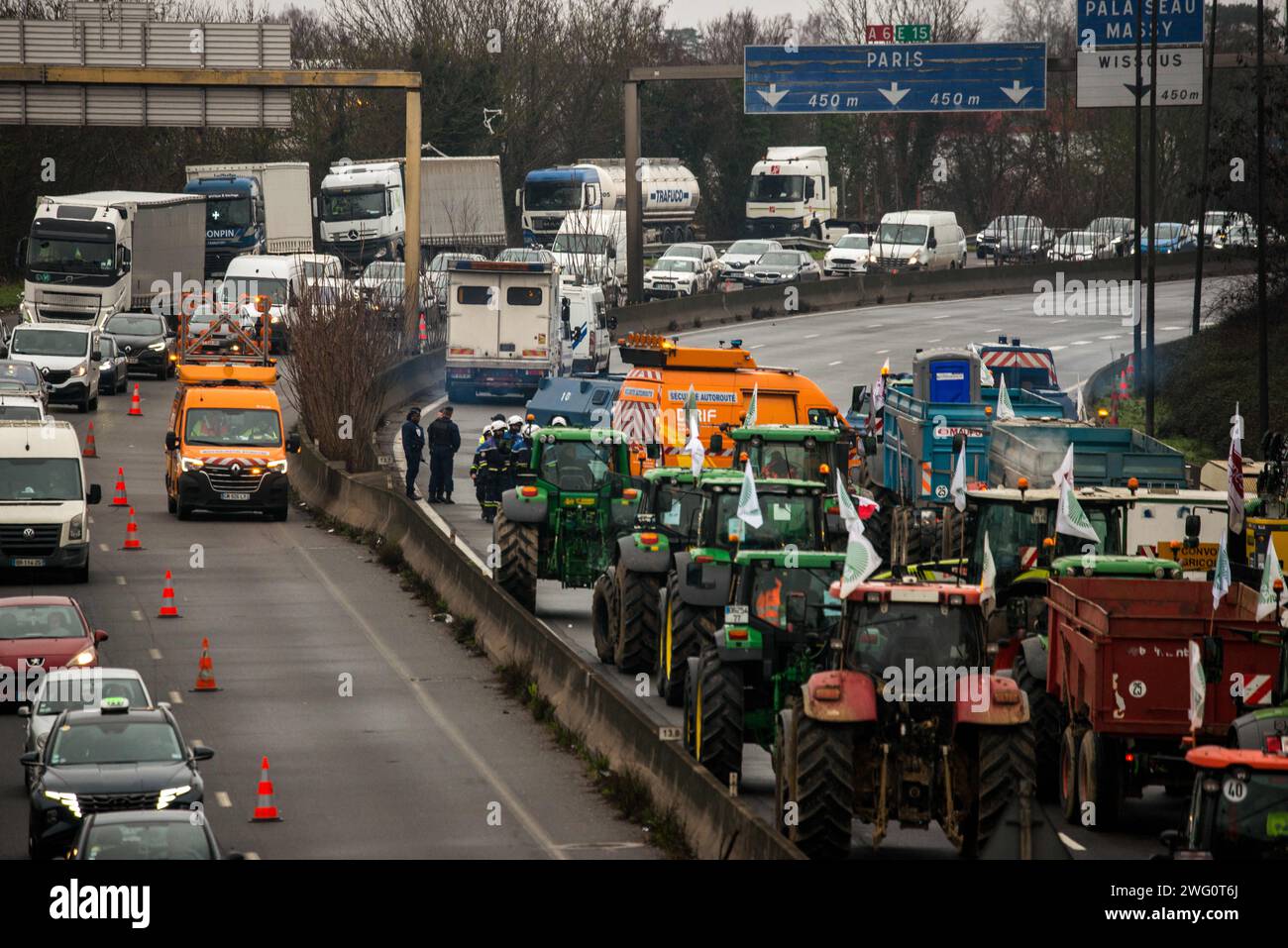 Chilly Mazarin, France. 02 février 2024. Les agriculteurs lèvent le blocus sur l’autoroute A6 le 2 février 2024 à Chilly Mazarin, au sud de Paris, en France. La FNSEA et les syndicats de jeunes agriculteurs ont appelé les agriculteurs à « suspendre » les blocus dans tout le pays après que le gouvernement eut tenu une conférence de presse annonçant de nouvelles mesures de soutien. Photo de Denis Prezat/ABACAPRESS.COM crédit : Abaca Press/Alamy Live News Banque D'Images