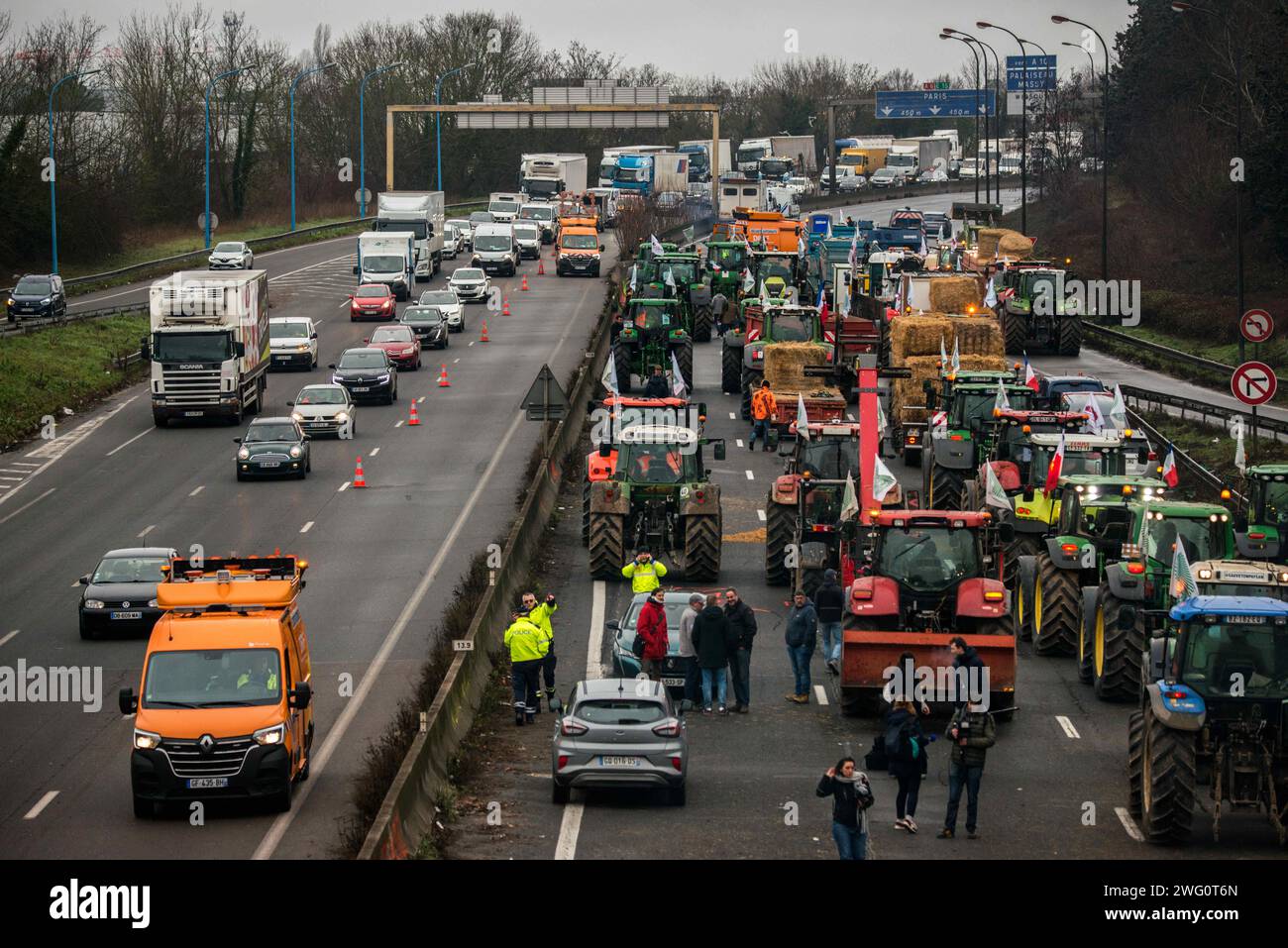 Chilly Mazarin, France. 02 février 2024. Les agriculteurs lèvent le blocus sur l’autoroute A6 le 2 février 2024 à Chilly Mazarin, au sud de Paris, en France. La FNSEA et les syndicats de jeunes agriculteurs ont appelé les agriculteurs à « suspendre » les blocus dans tout le pays après que le gouvernement eut tenu une conférence de presse annonçant de nouvelles mesures de soutien. Photo de Denis Prezat/ABACAPRESS.COM crédit : Abaca Press/Alamy Live News Banque D'Images