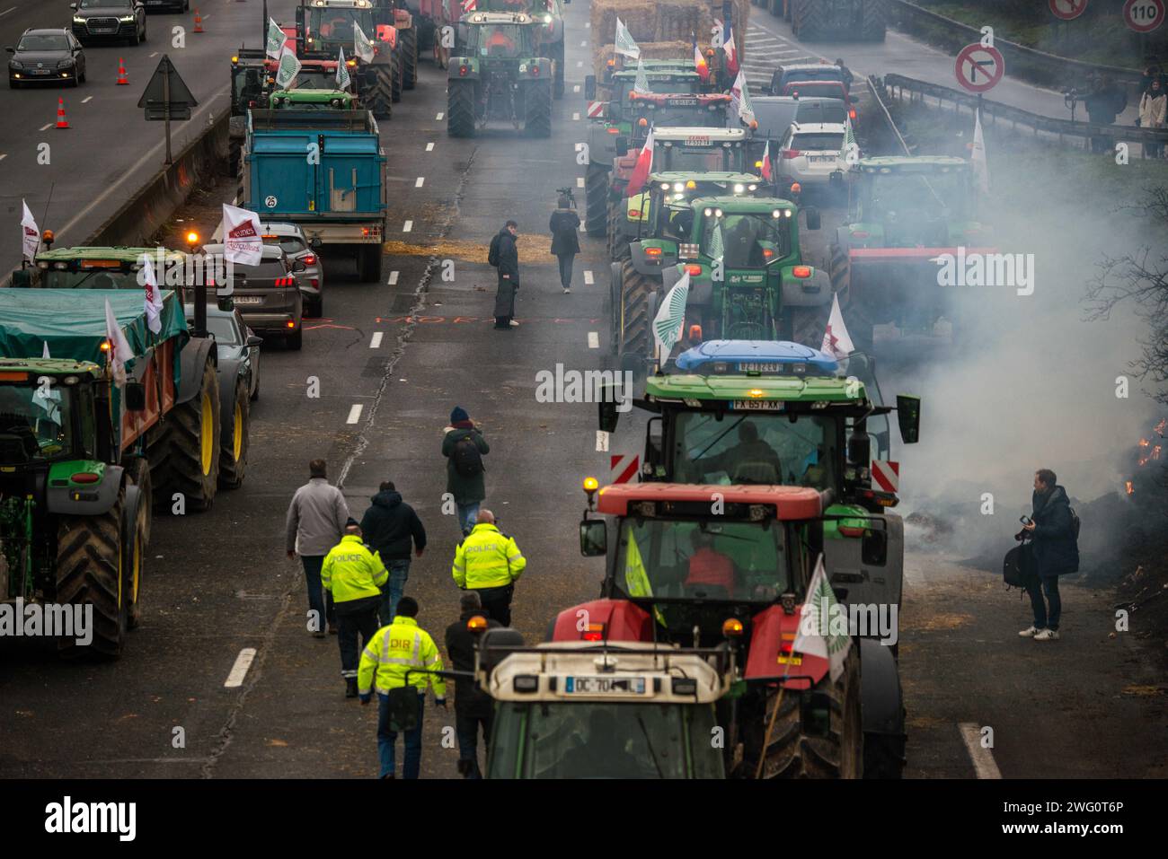 Chilly Mazarin, France. 02 février 2024. Les agriculteurs lèvent le blocus sur l’autoroute A6 le 2 février 2024 à Chilly Mazarin, au sud de Paris, en France. La FNSEA et les syndicats de jeunes agriculteurs ont appelé les agriculteurs à « suspendre » les blocus dans tout le pays après que le gouvernement eut tenu une conférence de presse annonçant de nouvelles mesures de soutien. Photo de Denis Prezat/ABACAPRESS.COM crédit : Abaca Press/Alamy Live News Banque D'Images