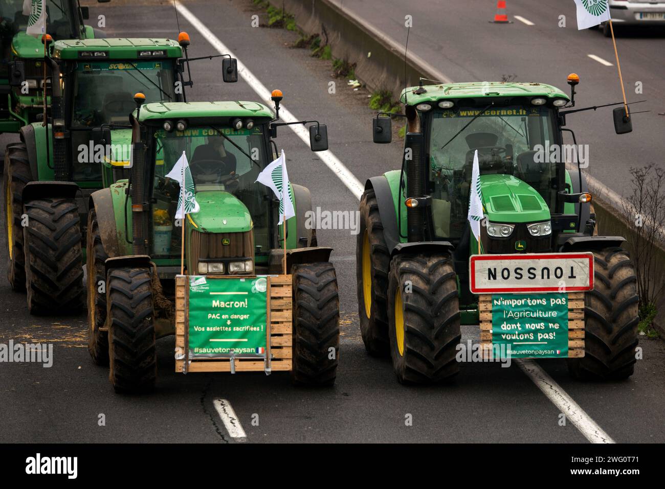 Chilly Mazarin, France. 02 février 2024. Les agriculteurs lèvent le blocus sur l’autoroute A6 le 2 février 2024 à Chilly Mazarin, au sud de Paris, en France. La FNSEA et les syndicats de jeunes agriculteurs ont appelé les agriculteurs à « suspendre » les blocus dans tout le pays après que le gouvernement eut tenu une conférence de presse annonçant de nouvelles mesures de soutien. Photo de Denis Prezat/ABACAPRESS.COM crédit : Abaca Press/Alamy Live News Banque D'Images