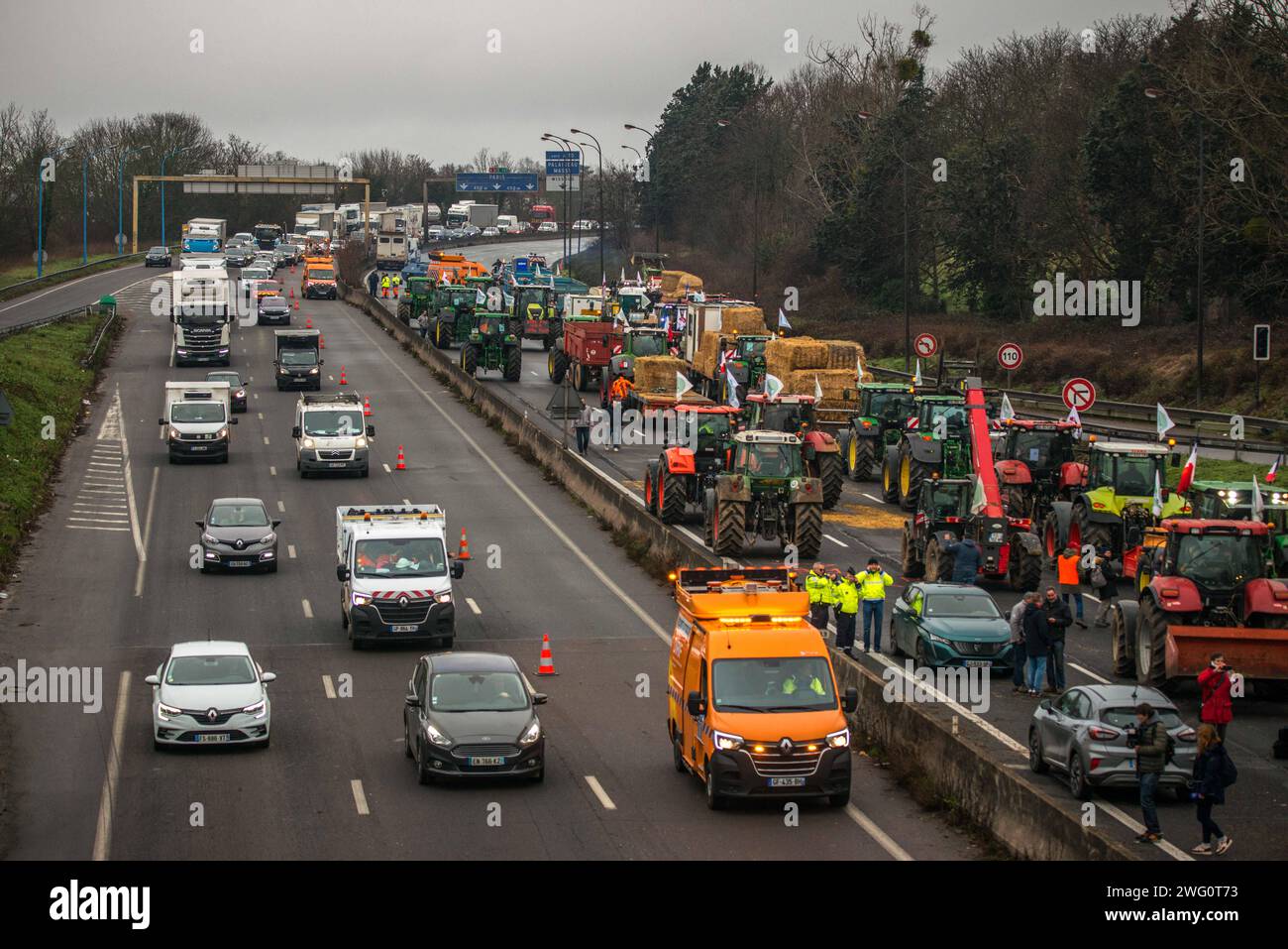 Chilly Mazarin, France. 02 février 2024. Les agriculteurs lèvent le blocus sur l’autoroute A6 le 2 février 2024 à Chilly Mazarin, au sud de Paris, en France. La FNSEA et les syndicats de jeunes agriculteurs ont appelé les agriculteurs à « suspendre » les blocus dans tout le pays après que le gouvernement eut tenu une conférence de presse annonçant de nouvelles mesures de soutien. Photo de Denis Prezat/ABACAPRESS.COM crédit : Abaca Press/Alamy Live News Banque D'Images