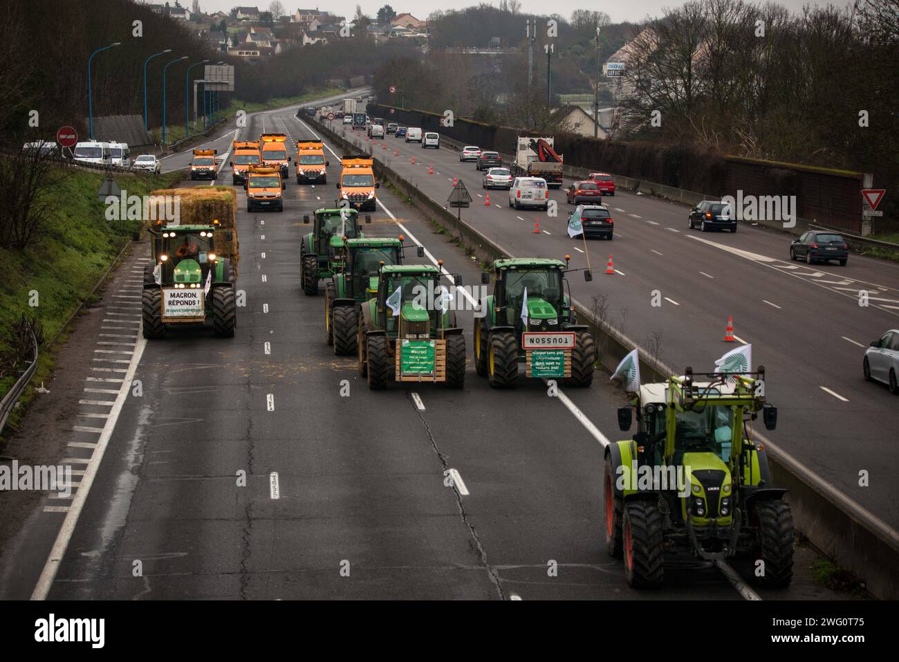 Chilly Mazarin, France. 02 février 2024. Les agriculteurs lèvent le blocus sur l’autoroute A6 le 2 février 2024 à Chilly Mazarin, au sud de Paris, en France. La FNSEA et les syndicats de jeunes agriculteurs ont appelé les agriculteurs à « suspendre » les blocus dans tout le pays après que le gouvernement eut tenu une conférence de presse annonçant de nouvelles mesures de soutien. Photo de Denis Prezat/ABACAPRESS.COM crédit : Abaca Press/Alamy Live News Banque D'Images