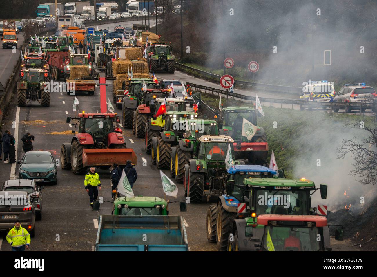 Chilly Mazarin, France. 02 février 2024. Les agriculteurs lèvent le blocus sur l’autoroute A6 le 2 février 2024 à Chilly Mazarin, au sud de Paris, en France. La FNSEA et les syndicats de jeunes agriculteurs ont appelé les agriculteurs à « suspendre » les blocus dans tout le pays après que le gouvernement eut tenu une conférence de presse annonçant de nouvelles mesures de soutien. Photo de Denis Prezat/ABACAPRESS.COM crédit : Abaca Press/Alamy Live News Banque D'Images