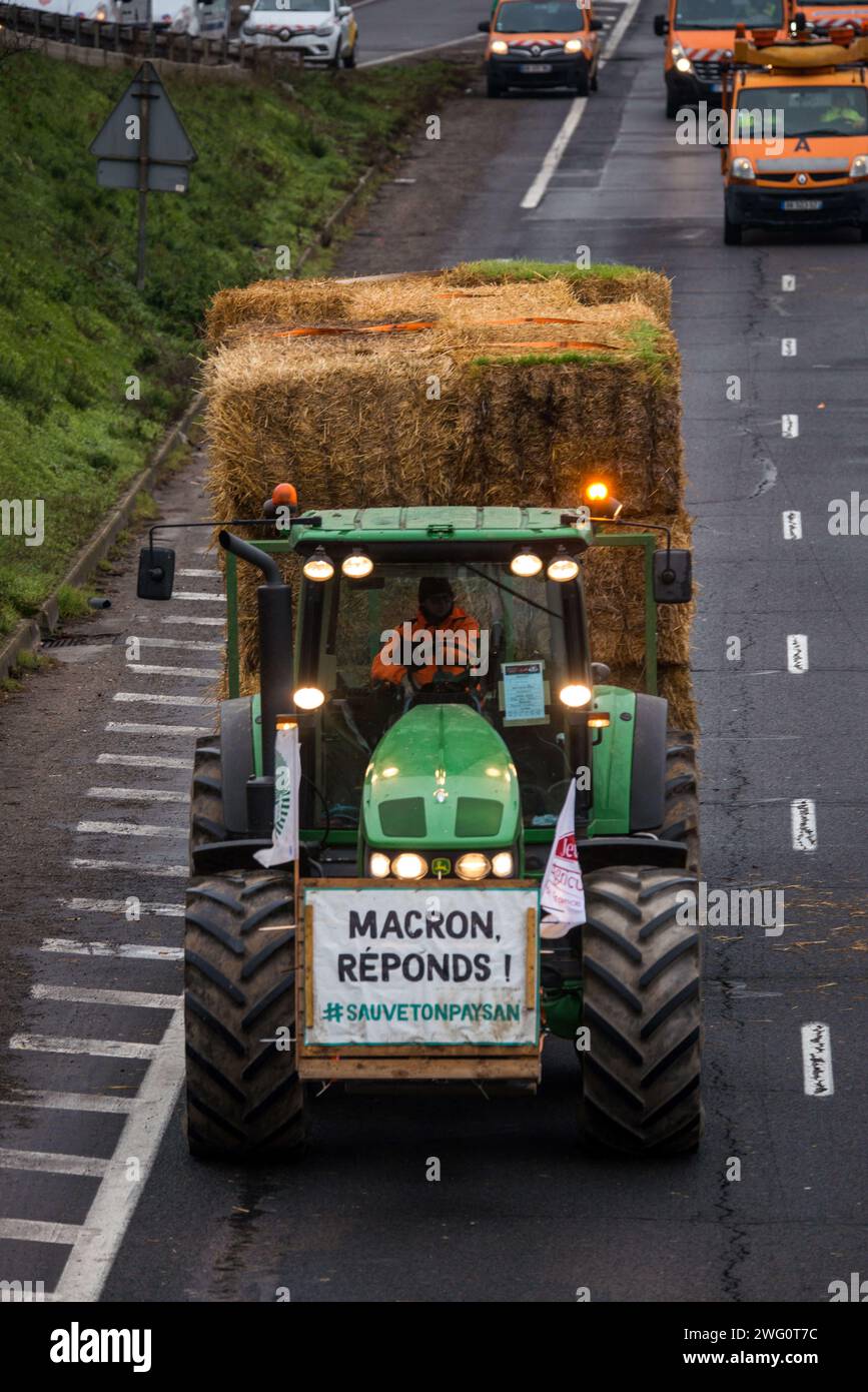 Chilly Mazarin, France. 02 février 2024. Les agriculteurs lèvent le blocus sur l’autoroute A6 le 2 février 2024 à Chilly Mazarin, au sud de Paris, en France. La FNSEA et les syndicats de jeunes agriculteurs ont appelé les agriculteurs à « suspendre » les blocus dans tout le pays après que le gouvernement eut tenu une conférence de presse annonçant de nouvelles mesures de soutien. Photo de Denis Prezat/ABACAPRESS.COM crédit : Abaca Press/Alamy Live News Banque D'Images
