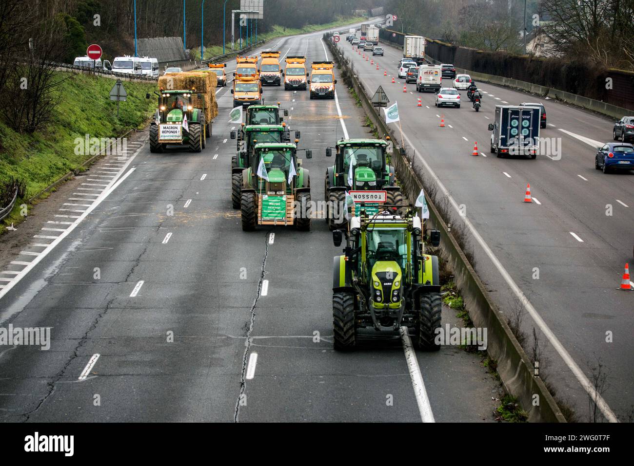 Chilly Mazarin, France. 02 février 2024. Les agriculteurs lèvent le blocus sur l’autoroute A6 le 2 février 2024 à Chilly Mazarin, au sud de Paris, en France. La FNSEA et les syndicats de jeunes agriculteurs ont appelé les agriculteurs à « suspendre » les blocus dans tout le pays après que le gouvernement eut tenu une conférence de presse annonçant de nouvelles mesures de soutien. Photo de Denis Prezat/ABACAPRESS.COM crédit : Abaca Press/Alamy Live News Banque D'Images