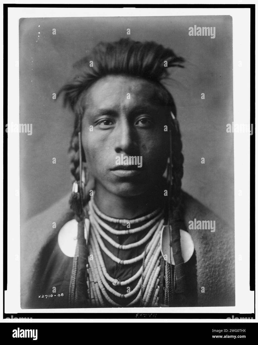 Se trouve Sideway, c1908. Portrait tête et épaules de Crow Man. Banque D'Images Se trouve Sideway, c1908. Portrait tête et épaules de Crow Man. Banque D'Images
