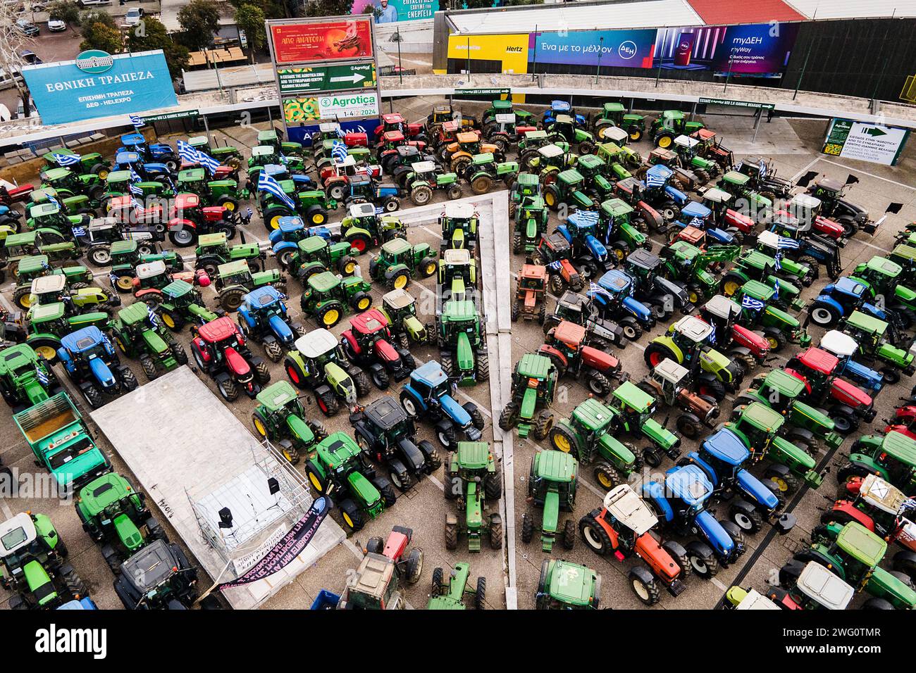 Thessalonique, Grèce. 2 février 2024. Des agriculteurs grecs avec leurs tracteurs prennent part à une manifestation devant une foire agricole. Les agriculteurs grecs protestent contre la hausse des coûts de l'énergie et exigent un soutien supplémentaire du gouvernement grec et des compensations plus élevées pour les récentes inondations. (Image de crédit : © Giannis Papanikos/ZUMA Press Wire) USAGE ÉDITORIAL SEULEMENT! Non destiné à UN USAGE commercial ! Banque D'Images