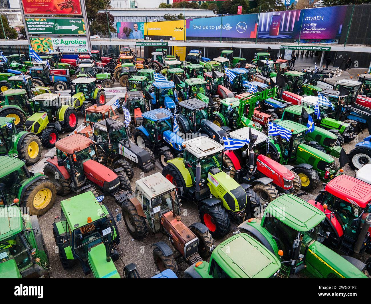 Thessalonique, Grèce. 2 février 2024. Des agriculteurs grecs avec leurs tracteurs prennent part à une manifestation devant une foire agricole. Les agriculteurs grecs protestent contre la hausse des coûts de l'énergie et exigent un soutien supplémentaire du gouvernement grec et des compensations plus élevées pour les récentes inondations. (Image de crédit : © Giannis Papanikos/ZUMA Press Wire) USAGE ÉDITORIAL SEULEMENT! Non destiné à UN USAGE commercial ! Banque D'Images