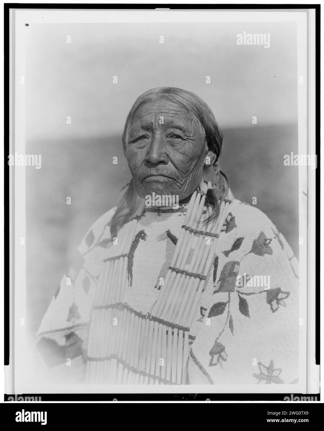 Épouse de Old Crow - Cheyenne, c1927. Cheyenne Woman, portrait demi-longueur, face avant. Banque D'Images Épouse de Old Crow - Cheyenne, c1927. Cheyenne Woman, portrait demi-longueur, face avant. Banque D'Images