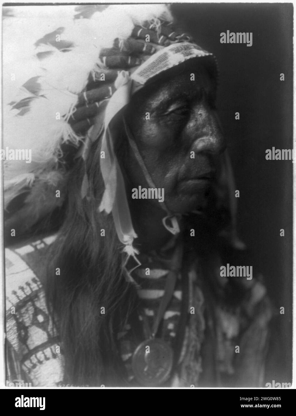 Jack Red Cloud-Ogalala [sic], c1907. Jack Red Cloud, portrait buste, face à droite. Banque D'Images