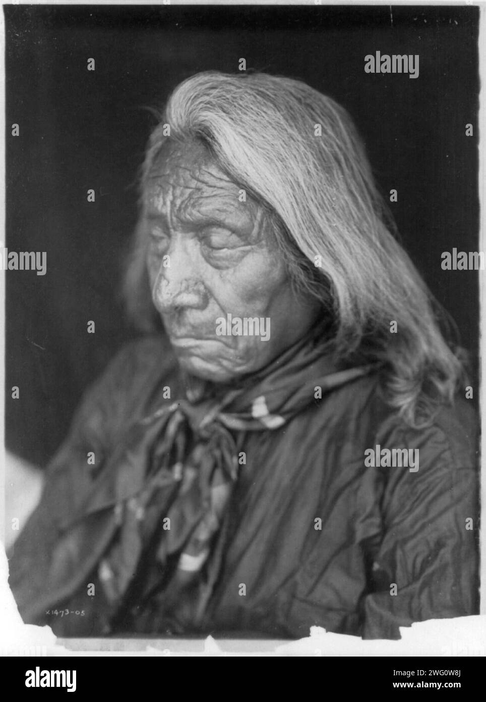 Red Cloud, c1905. Nuage rouge, portrait tête et épaules, orienté vers la gauche. Banque D'Images