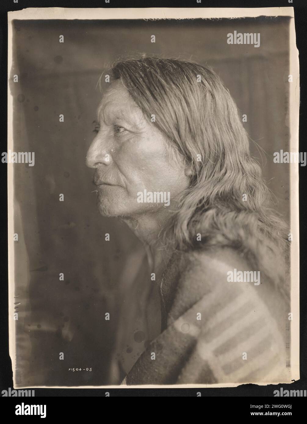 Le Crow aime l'eau, 1905. La photographie montre le Crow Likes Water, portrait tête et épaules, profil orienté vers la gauche. Banque D'Images Le Crow aime l'eau, 1905. La photographie montre le Crow Likes Water, portrait tête et épaules, profil orienté vers la gauche. Banque D'Images