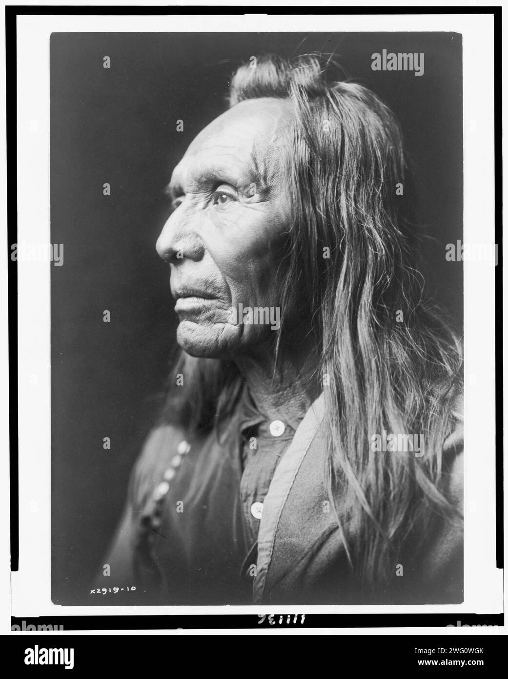 Three Eagles, a nez PERC&#xe9 ; Indien, portrait tête et épaules, face à gauche, c1910. Banque D'Images