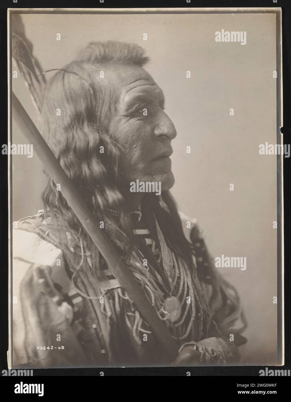 Deux leggings, 1908. La photographie montre le portrait tête et épaules de deux leggings, assis, tenant le bâton, face à droite. Banque D'Images Deux leggings, 1908. La photographie montre le portrait tête et épaules de deux leggings, assis, tenant le bâton, face à droite. Banque D'Images