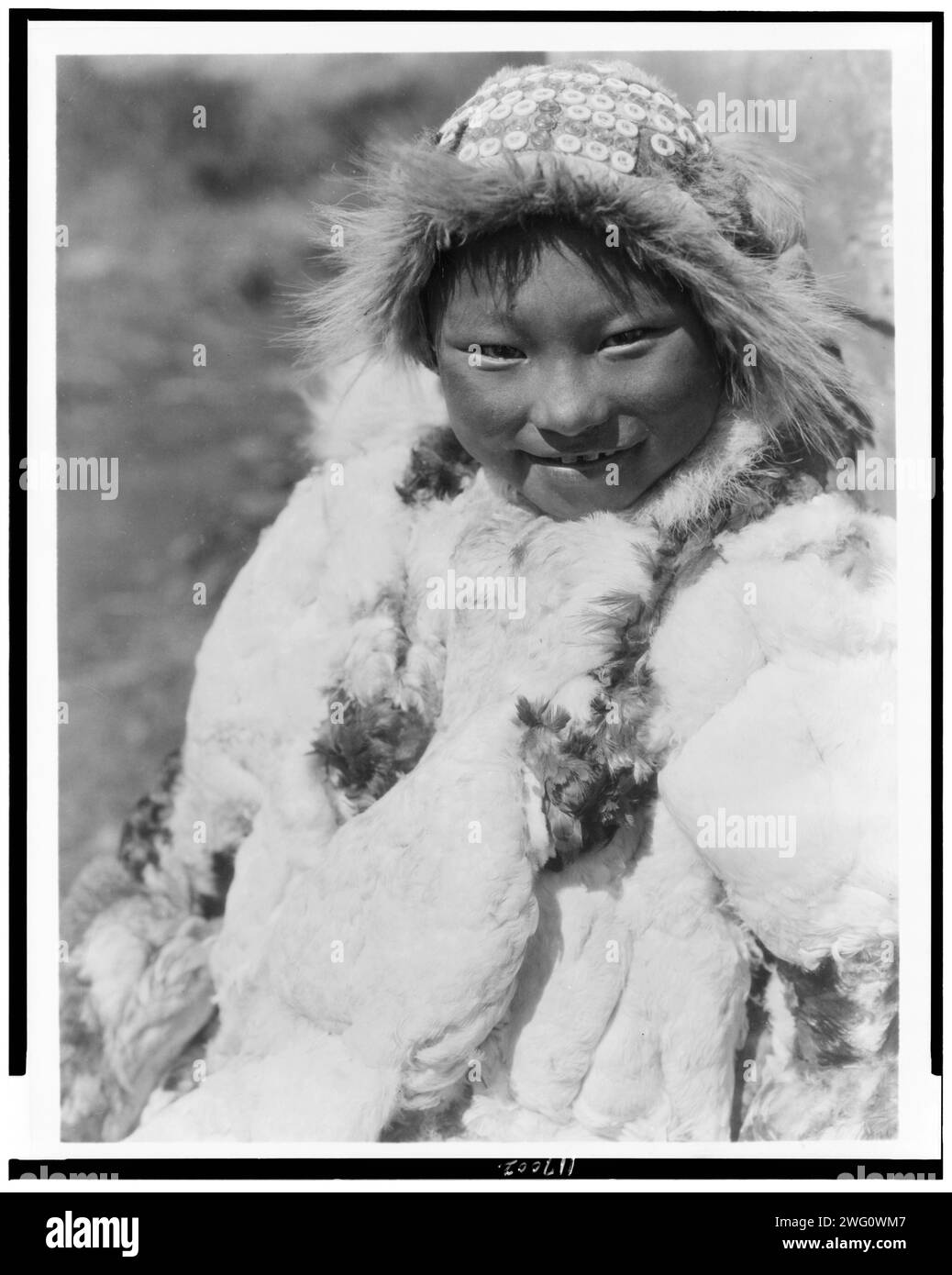 Uyowutcha-Nunivak, c1929. Portrait en demi-longueur d'Uyowutcha, un enfant esquimau, vêtu de fourrure, île de Nunivak (?), Alaska. Banque D'Images