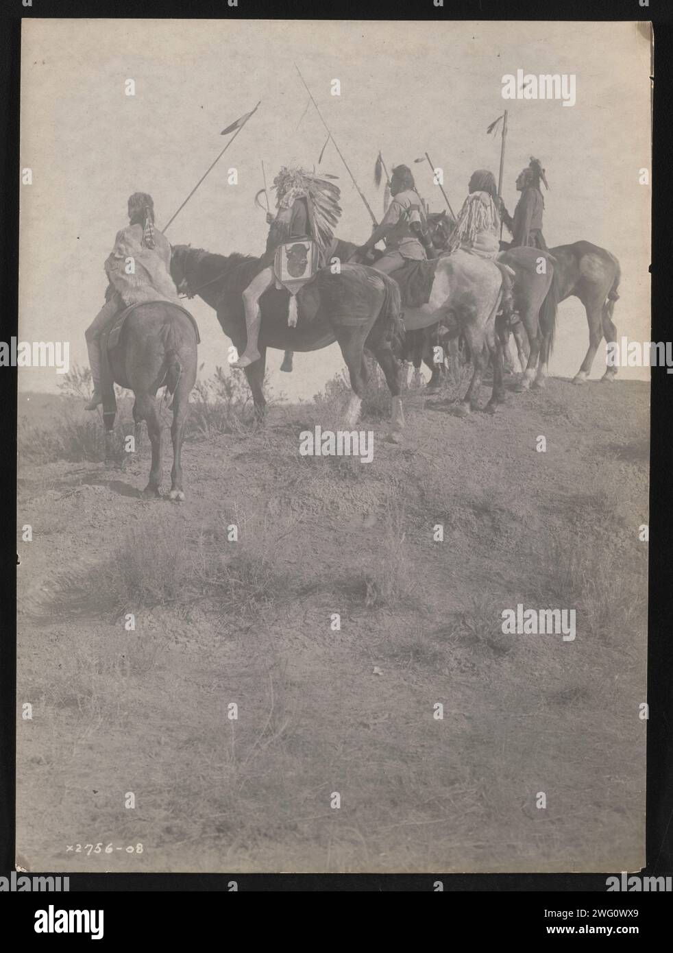 Surplombant la petite corne, 1908. La photographie montre cinq Indiens Crow, Wolf, Fish shows (portant une coiffe), What Way, Lone Tree, et deux sifflets sur le cheval portant des staff. Banque D'Images Surplombant la petite corne, 1908. La photographie montre cinq Indiens Crow, Wolf, Fish shows (portant une coiffe), What Way, Lone Tree, et deux sifflets sur le cheval portant des staff. Banque D'Images