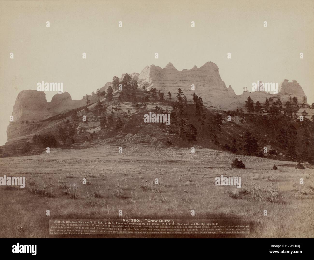 Crow Butte près de ft Robinson, Neb et FE & amp ; MV RR -- au combat, les Indiens ont conduit les "Crows" sur la montagne et ont campé sur la seule approche, dans l'intention de tuer ou d'affamer leur ennemi, les "Crows" tuèrent et dépouillèrent un de leurs poneys. la peau fut transformée en cordes et utilisée pour abaisser leurs poneys et les gens de l'autre côté de la montagne les plus âgés de leur nombre furent laissés pour maintenir les feux de camp pour tromper leur ennemi ; après trois jours, le vieil homme est descendu et s'est rendu et les a informés de l'évasion de sa tribu ils lui ont donné sa liberté pour bravoure et loyauté envers son tr Banque D'Images Crow Butte près de ft Robinson, Neb et FE & amp ; MV RR -- au combat, les Indiens ont conduit les "Crows" sur la montagne et ont campé sur la seule approche, dans l'intention de tuer ou d'affamer leur ennemi, les "Crows" tuèrent et dépouillèrent un de leurs poneys. la peau fut transformée en cordes et utilisée pour abaisser leurs poneys et les gens de l'autre côté de la montagne les plus âgés de leur nombre furent laissés pour maintenir les feux de camp pour tromper leur ennemi ; après trois jours, le vieil homme est descendu et s'est rendu et les a informés de l'évasion de sa tribu ils lui ont donné sa liberté pour bravoure et loyauté envers son tr Banque D'Images