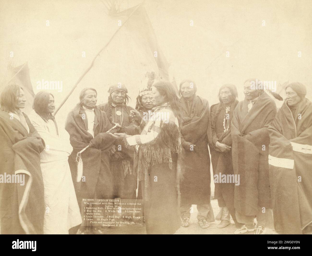 Les chefs indiens qui ont coparrainé avec Gen Miles et ont passé [sic] la guerre indienne -- 1 Standing Bull, 2 Bear Who Looks Back Running [se tient debout et regarde derrière], 3 Has the Big White Horse, 4 White Tail, 5 Liver [or Living] Bear, 6 Little Thunder, 7 Bull Dog, 8 High Hawk, 9 lame, 10 Eagle Pipe, 1891. Portrait de groupe posé de chefs Lakota debout devant le tipi, probablement sur ou près de la réserve indienne de Pine Ridge. Banque D'Images