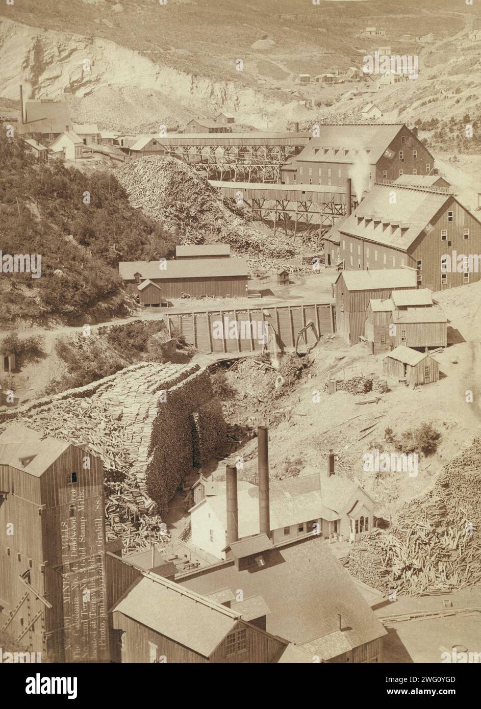 Mines et moulins. Le Caledonia no 1, Deadwood Terra no 2 et Terra no 3. Gold Stamp Mills, situé à Terraville, Dak. []. Trois moulins à bois et piles de bois. Banque D'Images