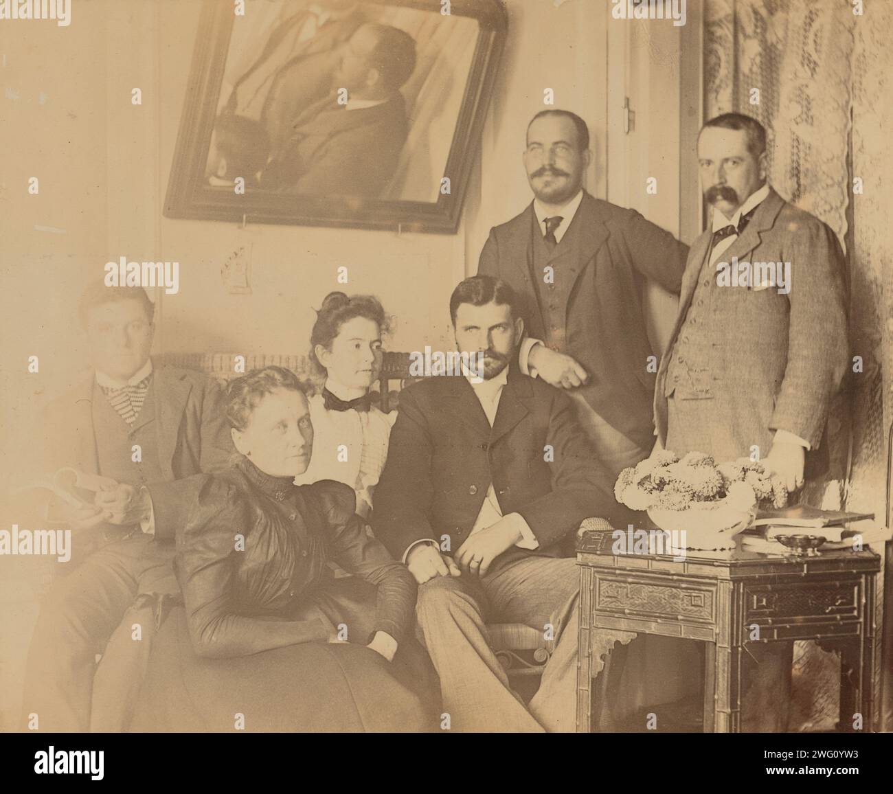 Un rassemblement social dans la salle de véranda, Dom Smith, Vladivostok, Russie, 1899. Portraits de groupe (de gauche à droite) : David Clarkson, Sarah Smith, Eleanor Pray, Frederick Pray, William Davidson, et le Dr Robert Ivy. Album photo de la vie des expatriés de la famille Pray à Vladivostok, Russie. Banque D'Images