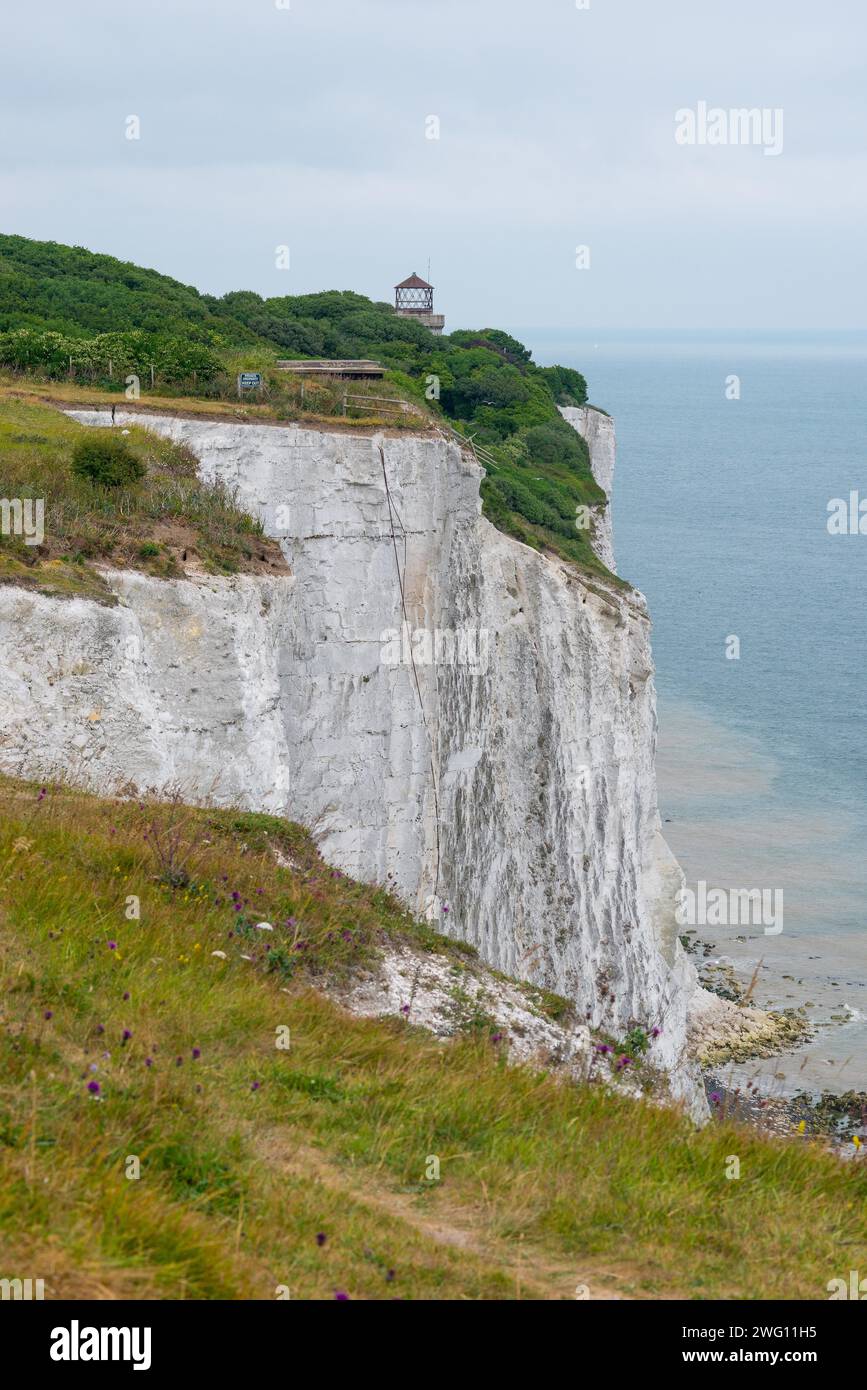 Vue sur les falaises de craie avec des buissons et des arbres et une tour en arrière-plan et la mer en contrebas, falaises blanches de Douvres, St Margaret's Bay ou Saint Banque D'Images Vue sur les falaises de craie avec des buissons et des arbres et une tour en arrière-plan et la mer en contrebas, falaises blanches de Douvres, St Margaret's Bay ou Saint Banque D'Images