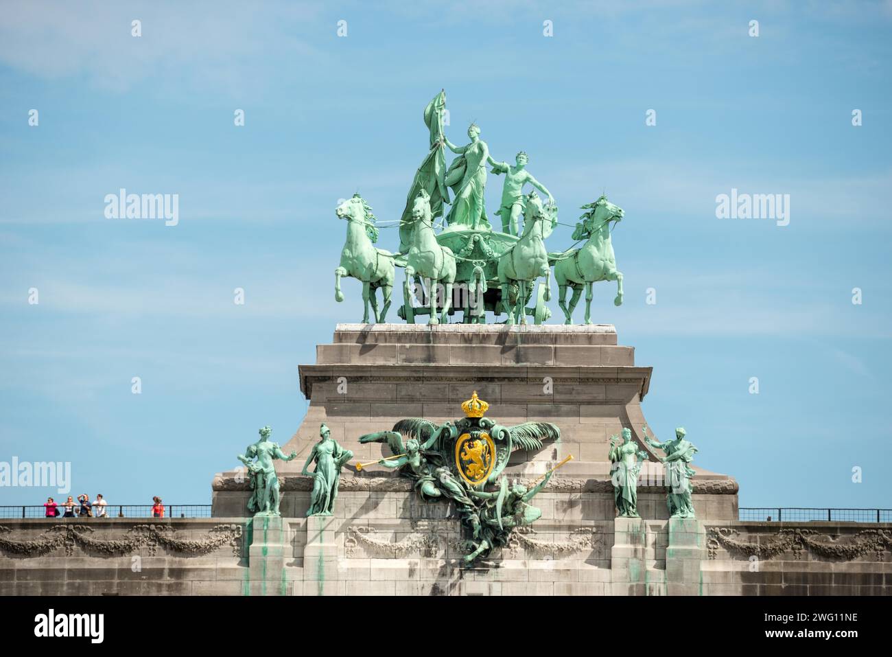 Groupe de sculptures monumentales sur un arc de triomphe devant un ciel bleu, quadriga, gros plan, les gens, les touristes sur la plate-forme d'observation, Jubilee Park, 50ème Banque D'Images