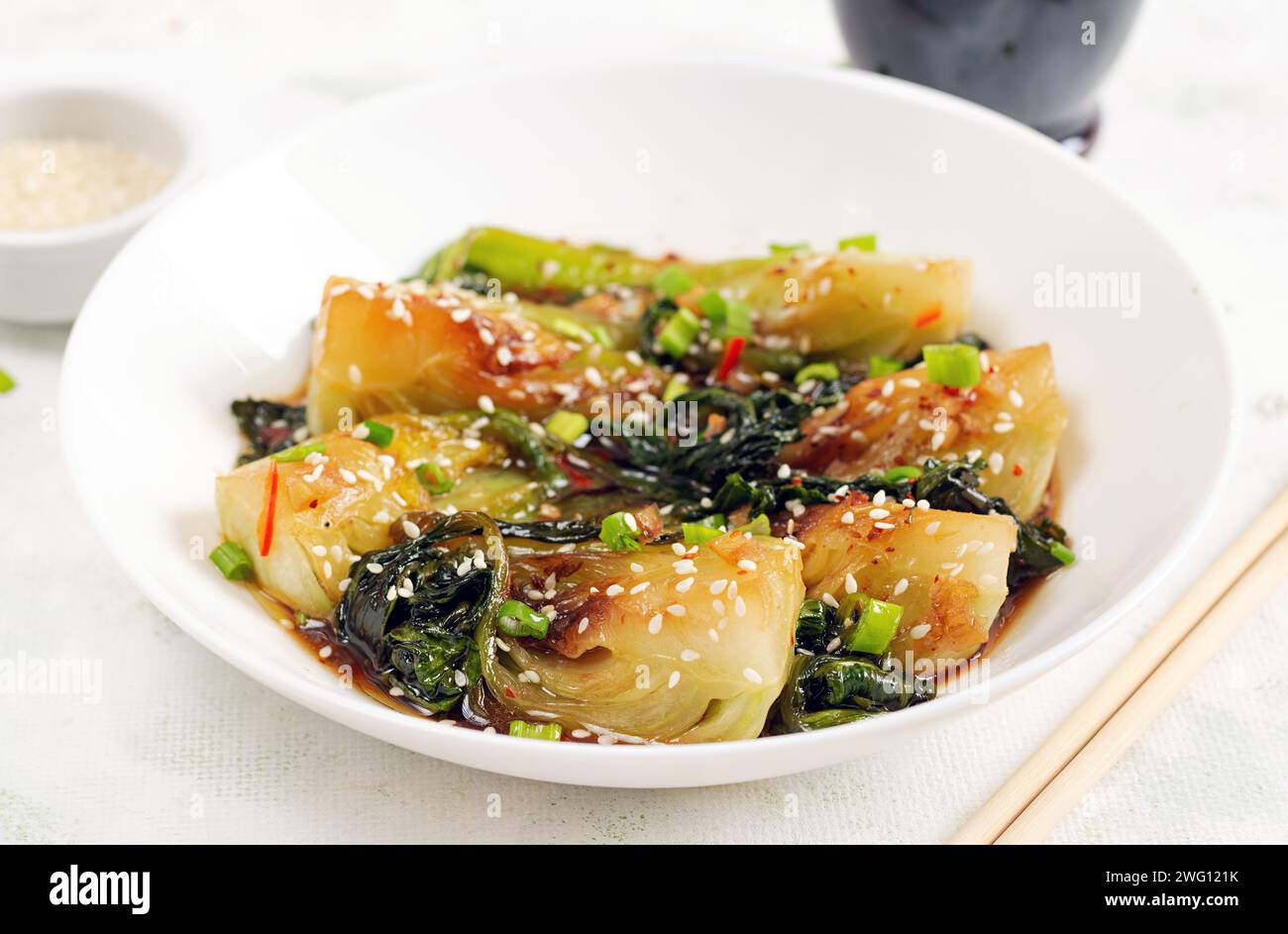 Bok choy de soja asiatique sauté maison avec graines de sésame. Frire pak choi. Cuisine asiatique Banque D'Images