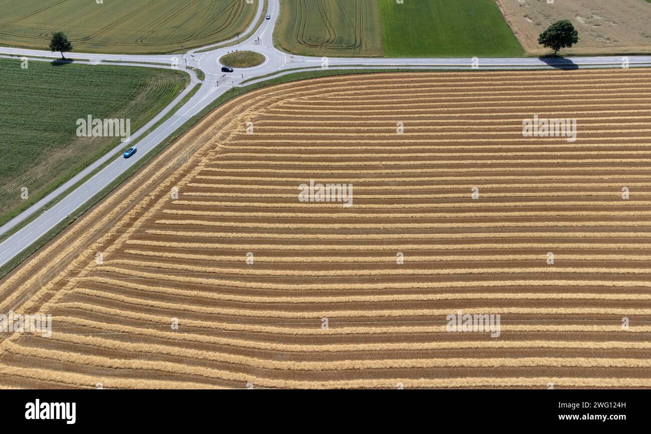 Rond-point entre champs et prairies, rangées de paille sur un champ de céréales récoltées, image de drone, haute Bavière, Bavière, Allemagne Banque D'Images