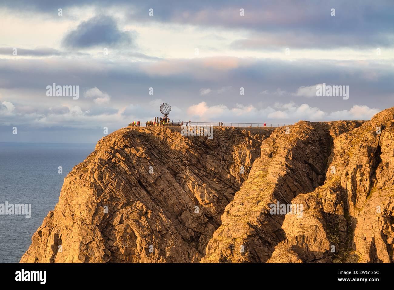 Globe en acier au Cap Nord dans la lumière du soir, Nordkapp, Finnmark, Norvège Banque D'Images