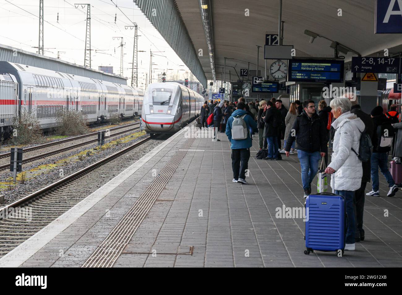 Eisenbahnverkehr am Münster Hauptbahnhof. Intercity Express Zug ICE4 der Deutschen Bahn. Münster