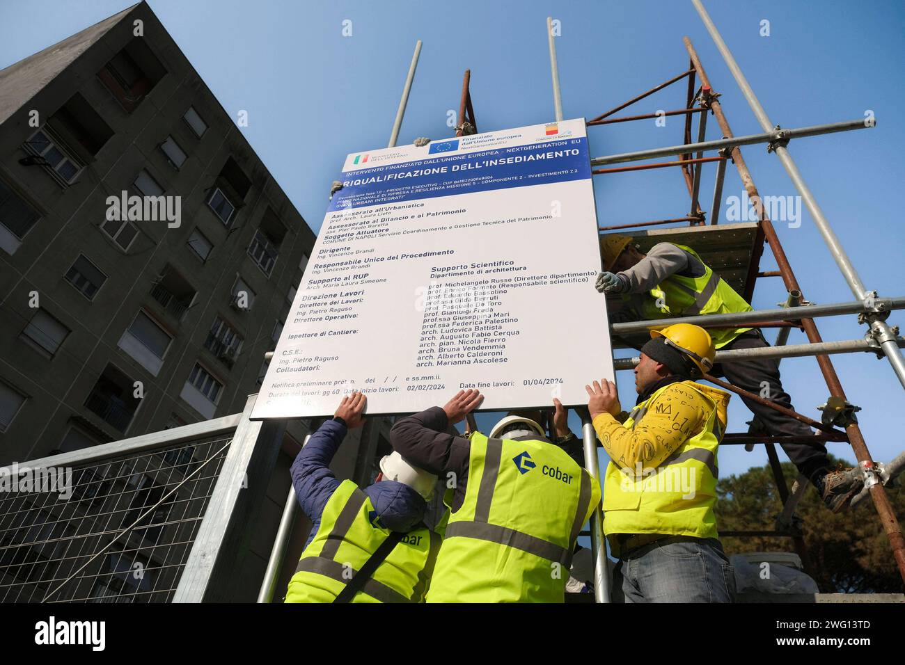 San Giovanni a teduccio, Bronx ouverture du chantier de démolition du Bronx de San Giovanni a Teduccio. Dans trois ans, les bâtiments post-séisme rendus célèbres dans le monde entier pour la grande fresque dédiée à Diego Armando Maradona devront tomber. Les controverses ne manquent pas pour ceux qui voulaient que le mur avec le travail de Jorit reste debout et ceux qui ont réitéré la priorité de la régénération urbaine pour assurer un logement décent. DSCF5474 Copyright : xAntonioxBalascox Banque D'Images