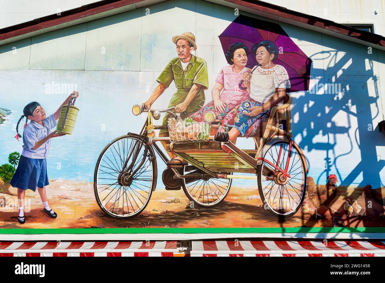 Une murale dans la ville de Phuket, Phuket, Thaïlande, représentant un conducteur de trishaw vieux avec deux passagers féminins et une jeune fille avec une boîte à tiffin (boîte à lunch) Banque D'Images