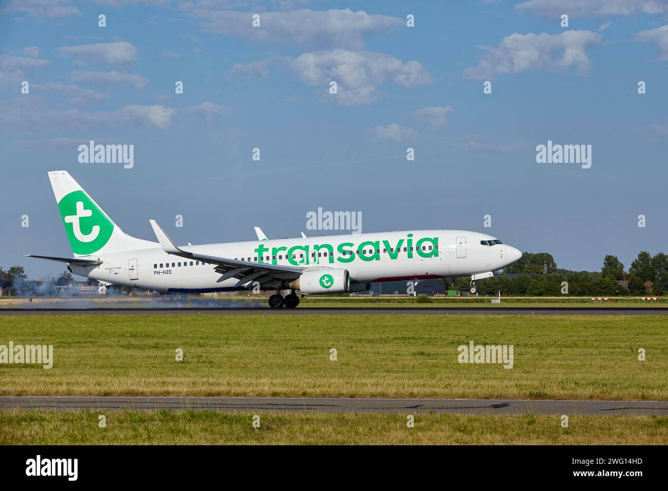 Transavia Boeing 737-8K2 immatriculé pH-HZE atterrit sur le Polderbaan, Amsterdam Schiphol Airport à Vijfhuizen, municipalité de Haarlemmermeer Banque D'Images