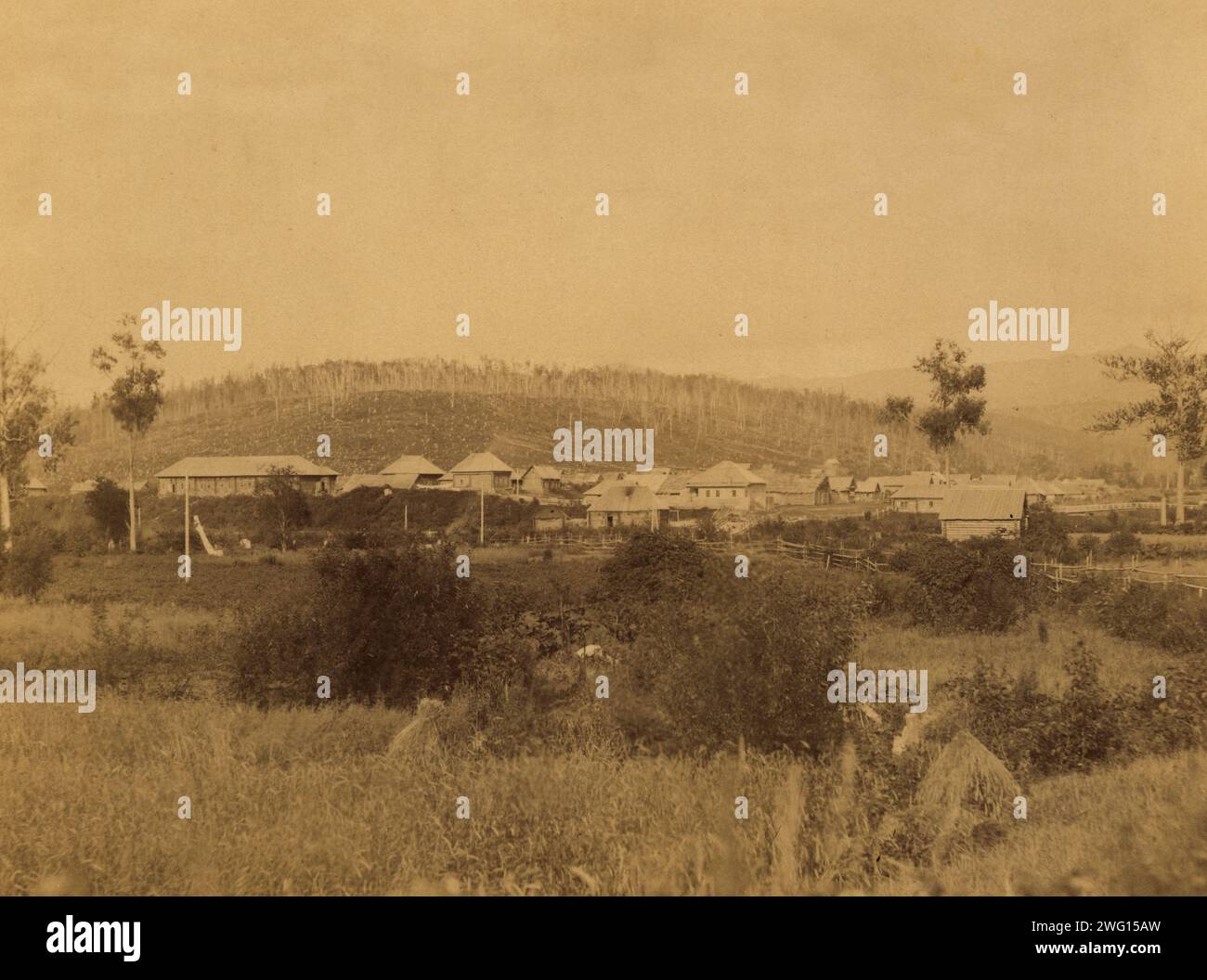 La colonie de Mikhaïlovka, peuplée de condamnés qui avaient terminé leur peine de prison, à sept milles du poste Aleksandrovsk, 1880-1899. Extrait d'un album créé sur l'île Sakhaline dans les années 1890 Sakhaline était utilisée par la Russie impériale comme colonie pénitentiaire et lieu d'exil pour les criminels et les prisonniers politiques. Entre 1869 et 1906, plus de 30 000 détenus et exilés ont subi les dures conditions de la colonie de travaux forcés sur l'île. L'album contient des photographies qui donnent de rares aperçus des colonies et des prisons de Sakhaline et des prisonniers, exilés et gardes qui habitaient l'île. Banque D'Images