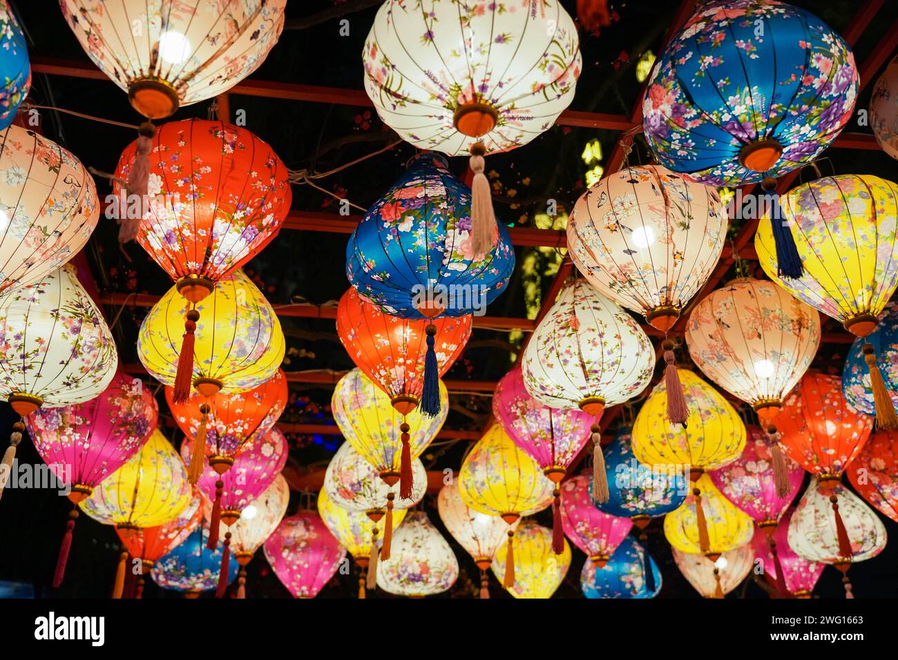 Lanterne colorée suspendue multiple comme décoration pour la célébration du nouvel an chinois Banque D'Images