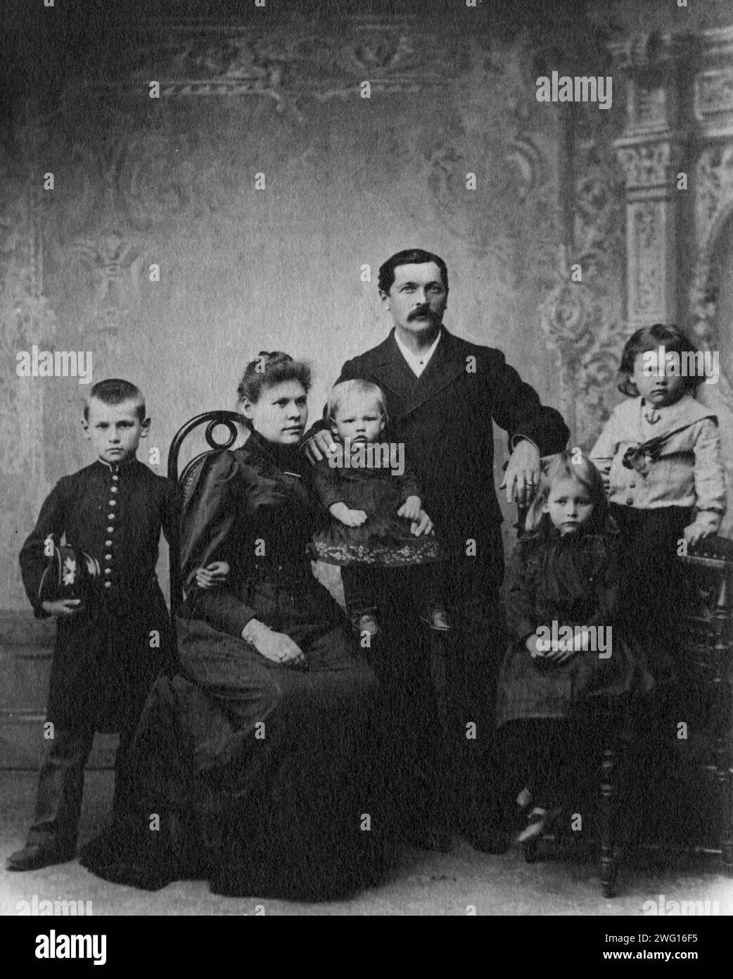 Briner Yuliy Ivanovitch avec sa femme Natalya Yosifovna Kurkutova, ses fils Leonid, Felix, Boris et sa fille Margarita, 1892 ans. La photographie présentée ici provient d'une collection de 82 photos des archives de YUL Brynner (1920-85), le célèbre acteur hollywoodien, lauréat d'un Oscar et natif de Vladivostok, conservé au musée régional unifié V. K. Arseniev Primorsky à Vladivostok. YUL Brynner, dont le vrai nom était Iulii Borisovich Briner, était le petit-fils de l'homme d'affaires Vladivostok et figure publique du tournant des 19e et 20e siècles Iulii Ivanovich Briner (1849-1920), le propriétaire de la Banque D'Images