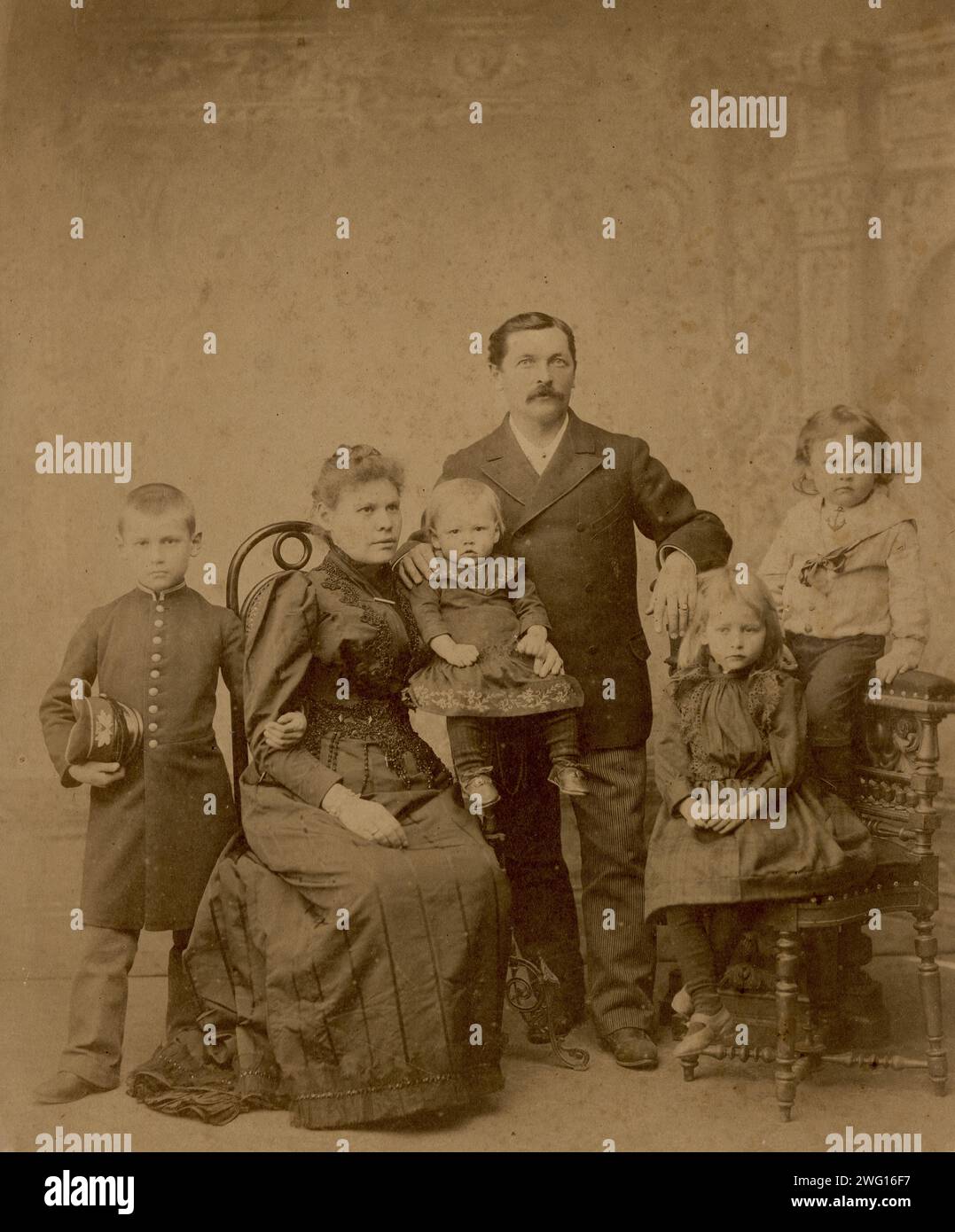 Briner Yuliy Ivanovitch avec sa femme Natalya Yosifovna Kurkutova, ses fils Leonid, Felix, Boris et sa fille Margarita, 1892 ans. La photographie présentée ici provient d'une collection de 82 photos des archives de YUL Brynner (1920-85), le célèbre acteur hollywoodien, lauréat d'un Oscar et natif de Vladivostok, conservé au musée régional unifié V. K. Arseniev Primorsky à Vladivostok. YUL Brynner, dont le vrai nom était Iulii Borisovich Briner, était le petit-fils de l'homme d'affaires Vladivostok et figure publique du tournant des 19e et 20e siècles Iulii Ivanovich Briner (1849-1920), le propriétaire de la Banque D'Images