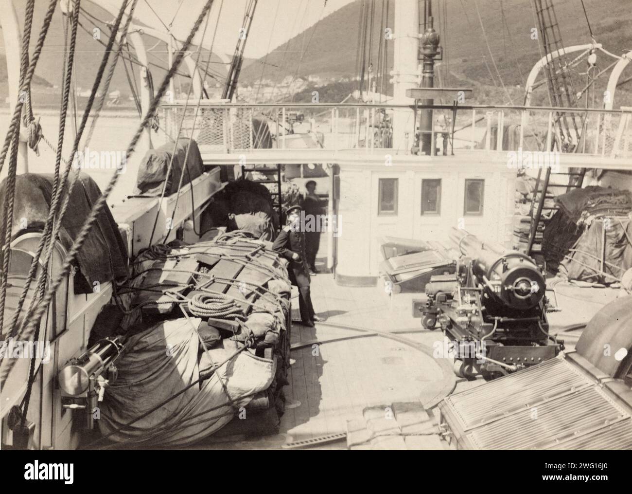 Le côté droit du Quarterdeck avec Cargo pour l'expédition Anadyr, 1889. Extrait d'une collection composée d'un album et de photographies individuelles qui documentent le voyage dans l'Arctique en 1889 du navire clipper Razboinik (Pirate) et la construction de la colonie de Novo-Mariinskii (aujourd'hui Anadyr') sur la mer de Béring dans le nord-est de la Russie. La reliure unique, la date d'acquisition et le numéro d'inventaire de l'album suggèrent qu'il appartenait à la collection de photographies de l'empereur Nicolas II L'album contient des photographies du peuple Tchoukchi local et des vues du port Petropavlovsk, le vi Banque D'Images