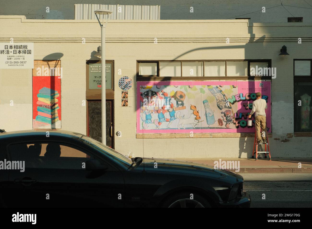 Un homme peignant des graffitis au Little Tokyo de Los Angeles. Banque D'Images