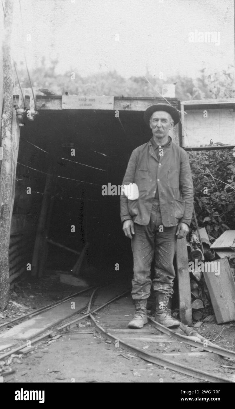 Rhoades - Hall Mine, entre c1900 et 1916. Mineur debout devant le tunnel. Banque D'Images