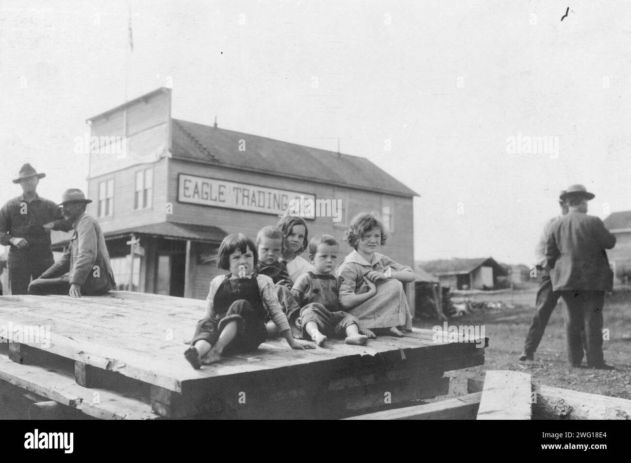 Enfants à l'extérieur de Eagle Trading Company, entre 1900 et 1916 ans. Banque D'Images