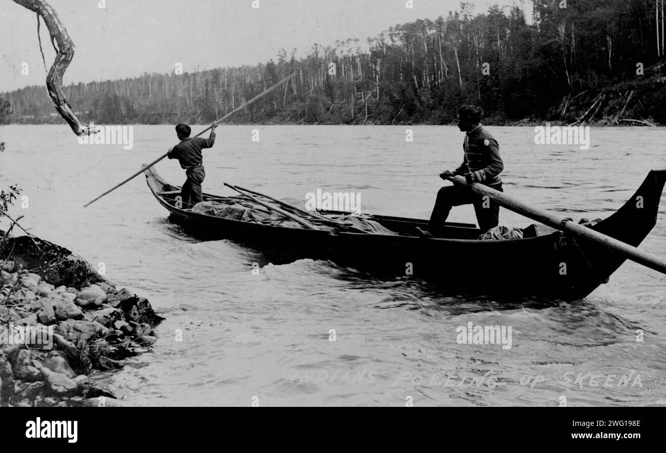 Les Indiens remontent la rivière Skeena, entre c1900 et c1930. Banque D'Images