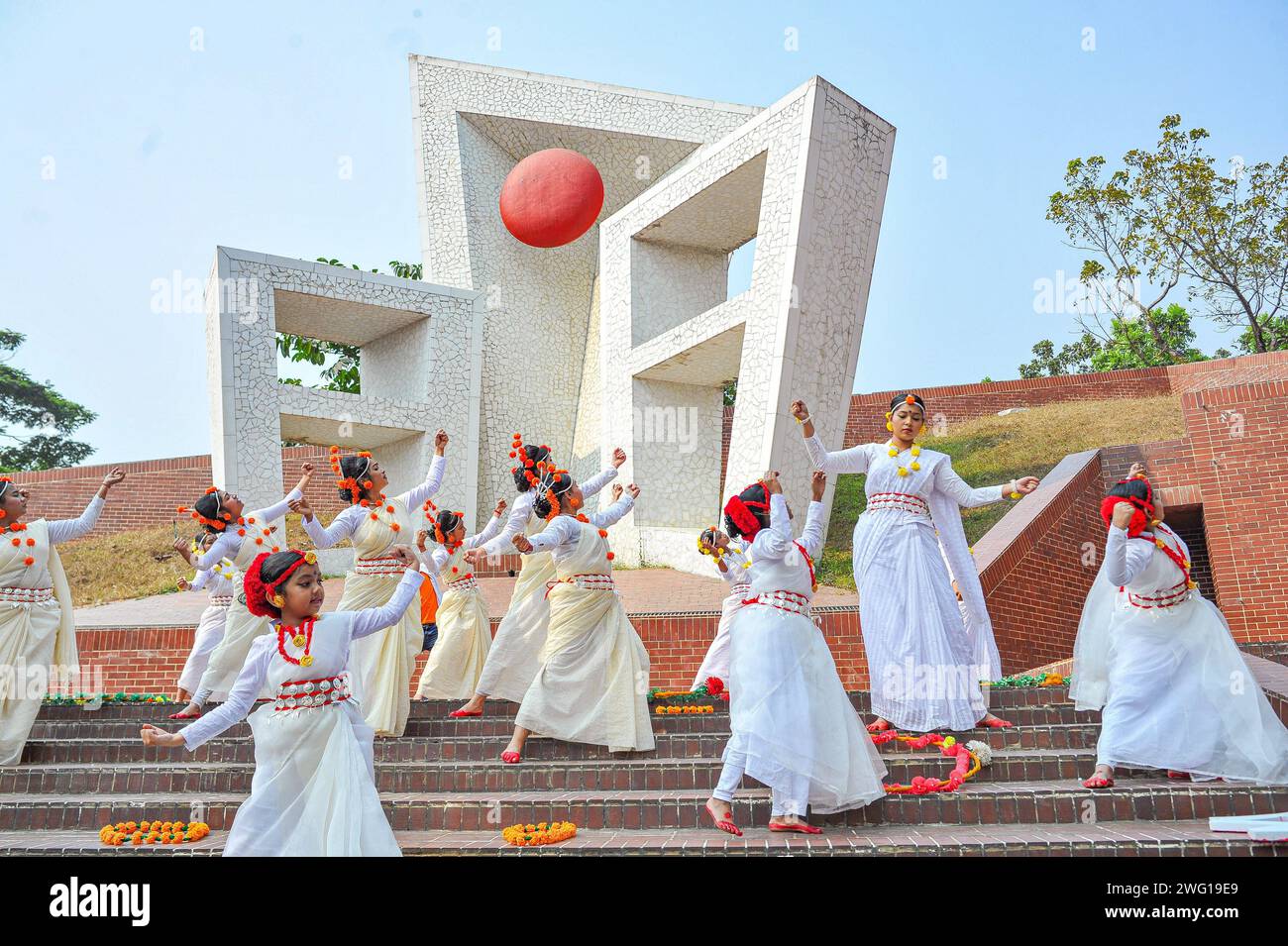 Procession de l'alphabet bengali au Bangladesh 1 février 2024, Sylhet, Bangladesh : des danseurs exécutent une danse pour marquer le mois de la langue à Sylhet Central Shaheed Minar. Le mois de février de la langue a été célébré avec une procession de l'alphabet à Sylhet. Sylhet Bangladesh Copyright : xMdxRafayatxHaquexKhanxxEyepixxGrx Banque D'Images