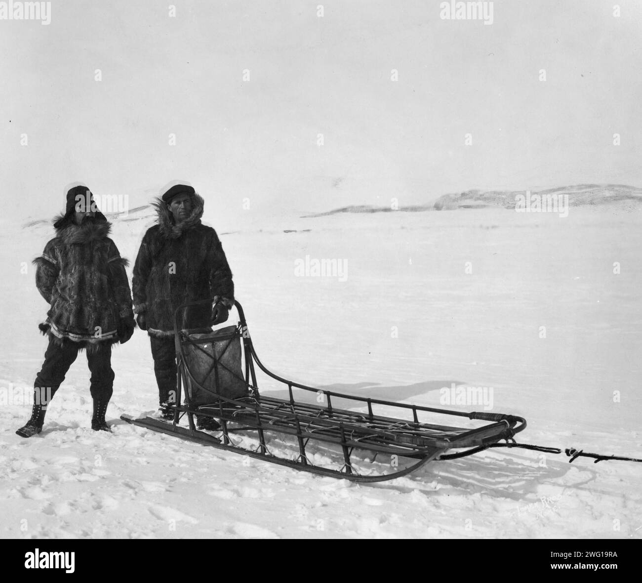 M. Bowen et M. Delezene avec un traîneau de course dans un concours All Alaska Sweepstake, entre c1900 et 1927. Banque D'Images