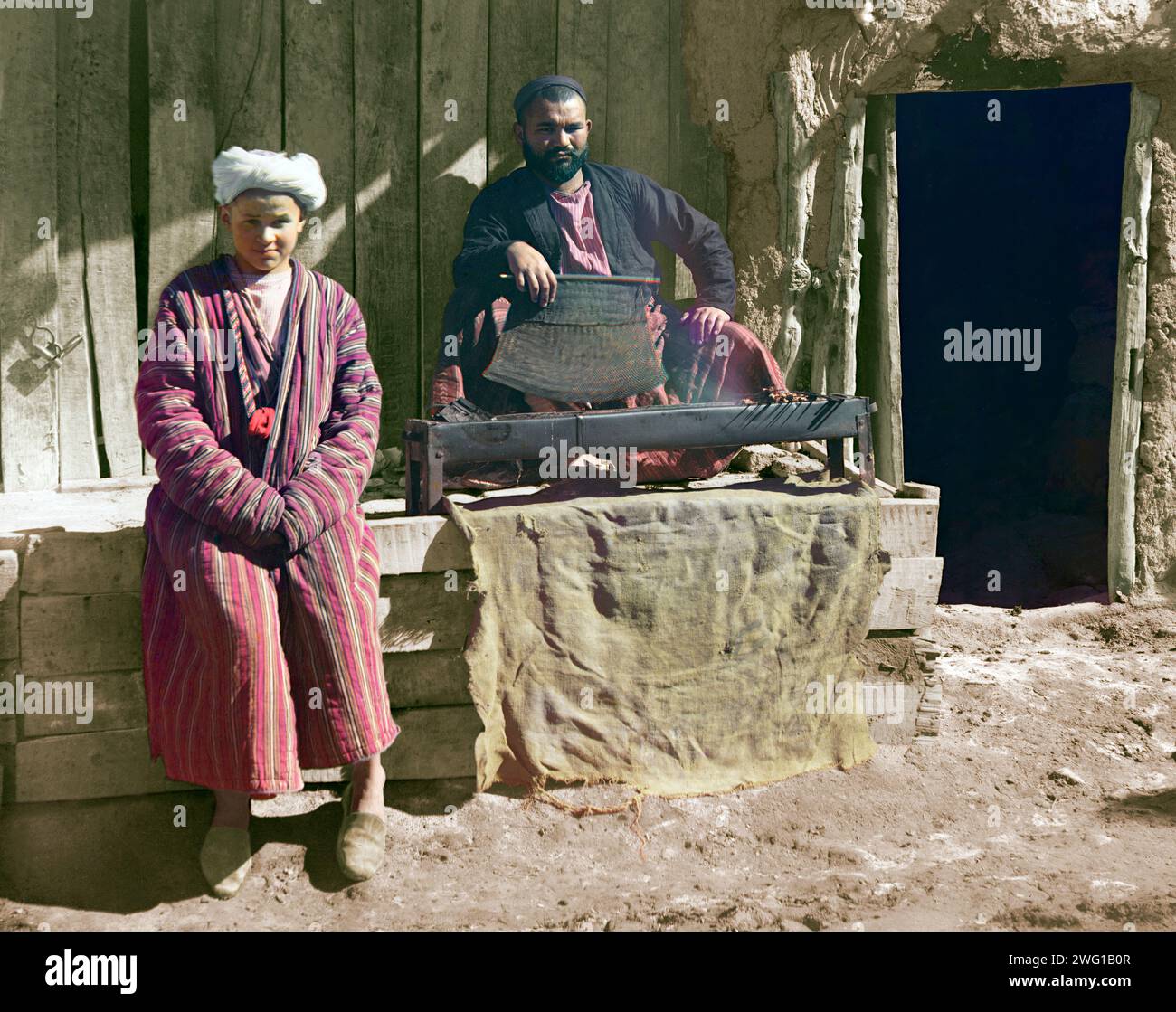 Restaurant Kebab, Samarkand, entre 1905 et 1915. Deux hommes posèrent dans un restaurant en plein air. Banque D'Images