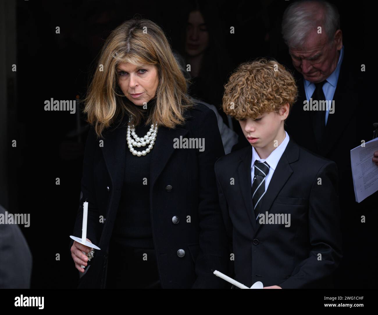 Londres, Royaume-Uni. 2 février 2024. Kate Garraway et son fils Billy aux funérailles de Derek Draper, époux de Kate Garraway, Église Sainte-Marie-la-Vierge, Primrose Hill. Crédit : Doug Peters/EMPICS/Alamy Live News Banque D'Images